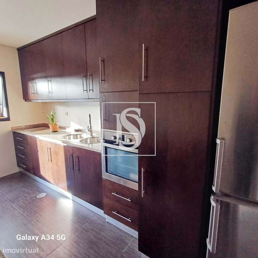 Excelente T2 com terraço e garagem em Box-25