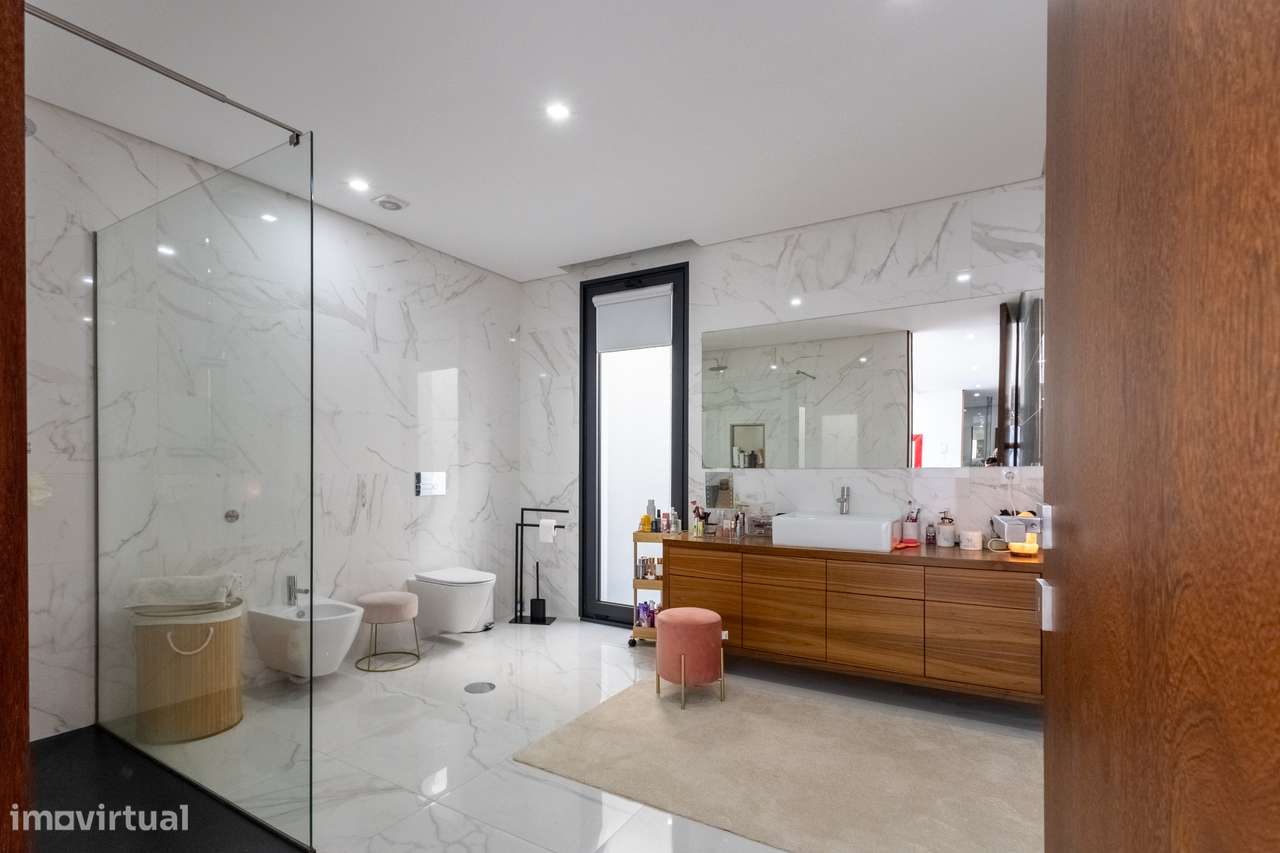 Excelente moradia moderna, local recatado com piscina-27