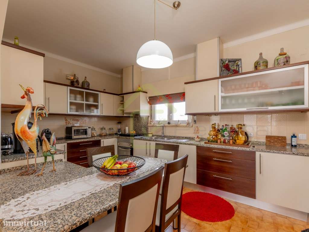 Moradia T4 a minutos dos acessos da A8 e perto das praias de região-9