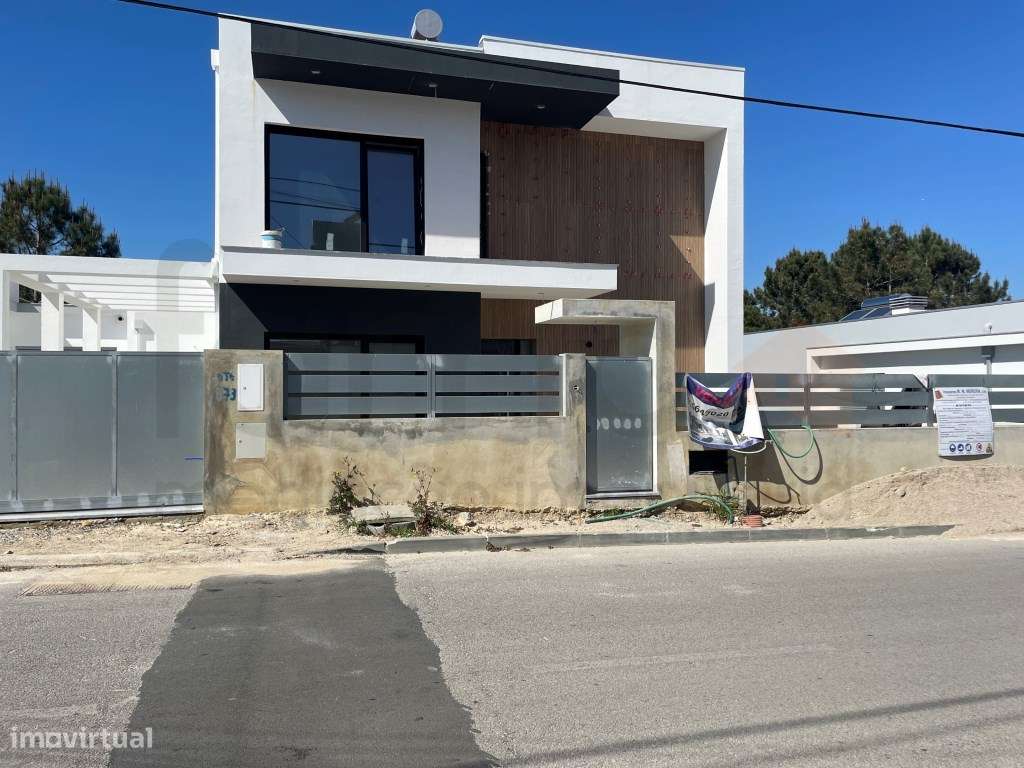 Moradia T3 com jardim e piscina em zona residencial tranquila-46
