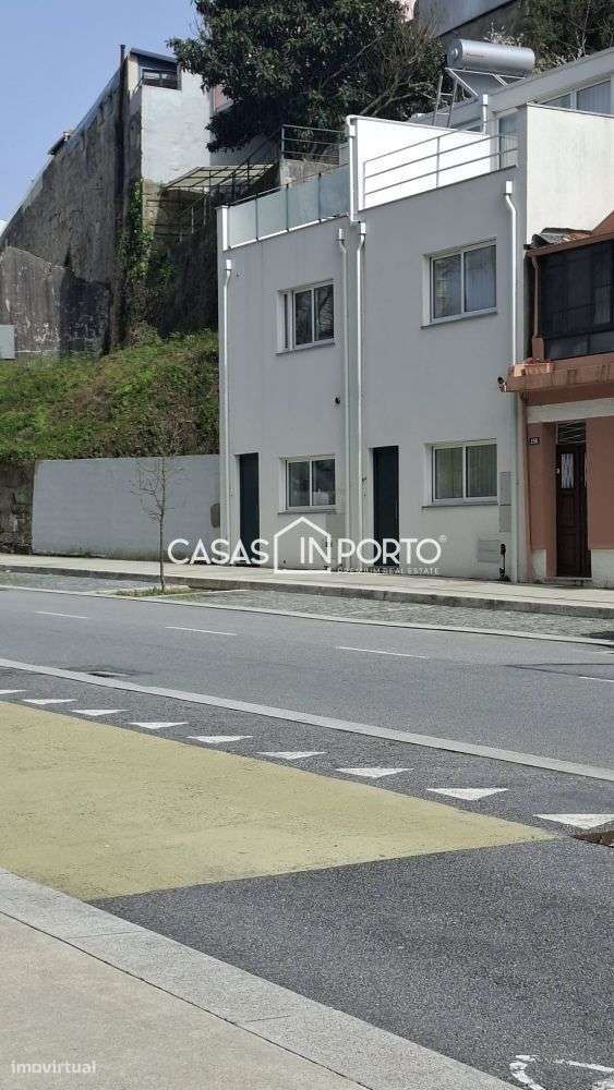 Moradia Triplex T2 com Terraço - Localização Premium junto à Lapa,-44