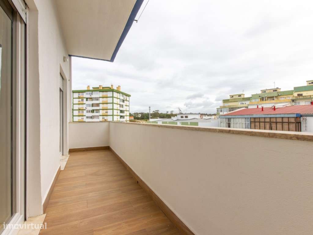 Onde a Luz Encontra o Design | T1 Remodelado com Varanda e Open Spa...-13