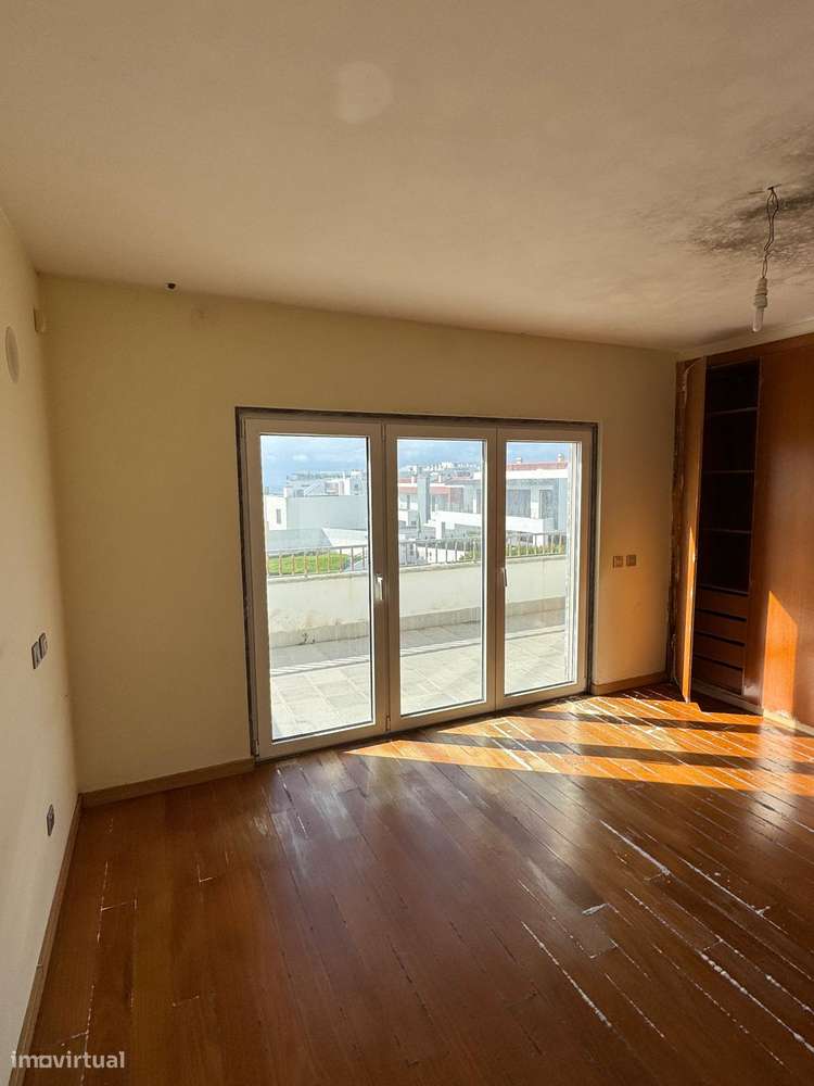 Moradia T5 com piscina, garagem e vista mar em Ericeira-9