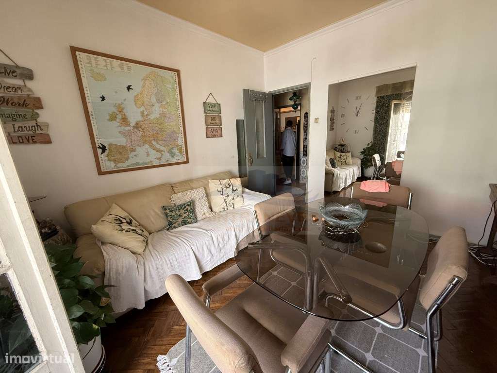 T2 Luminoso na Rua Elias Garcia - Grande imagem: 3/10