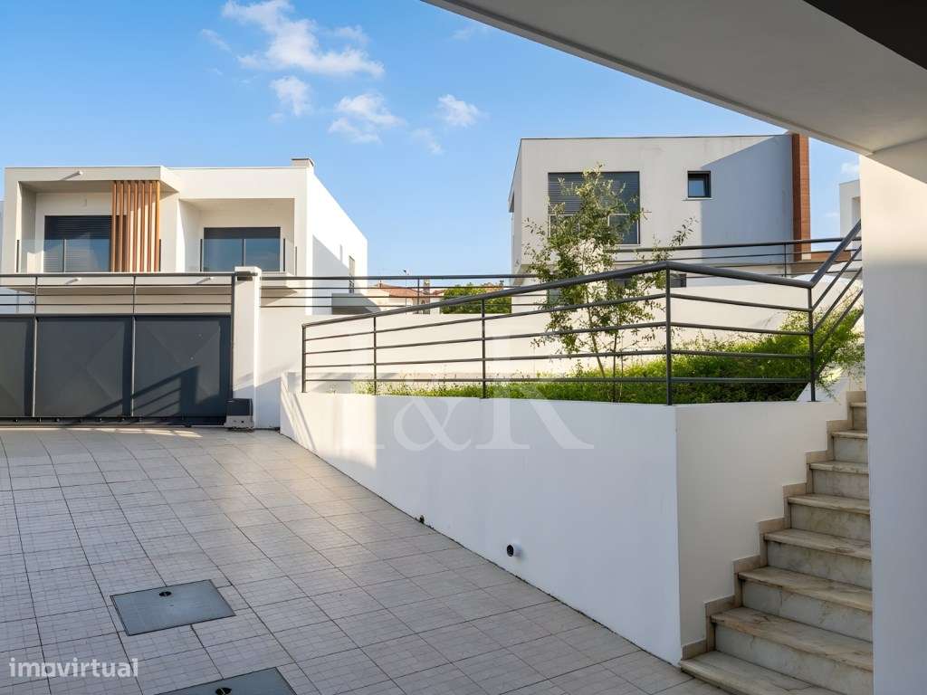 Moradia T5 com varandas, jardim e garagem no Feijó, Almada-35