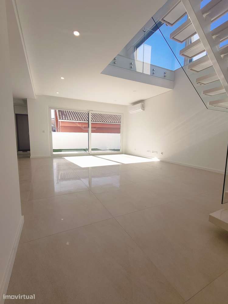 Oferta 1% do Valor de Aqusição - Moradia T4 + 1 com Piscina e Garagem-24