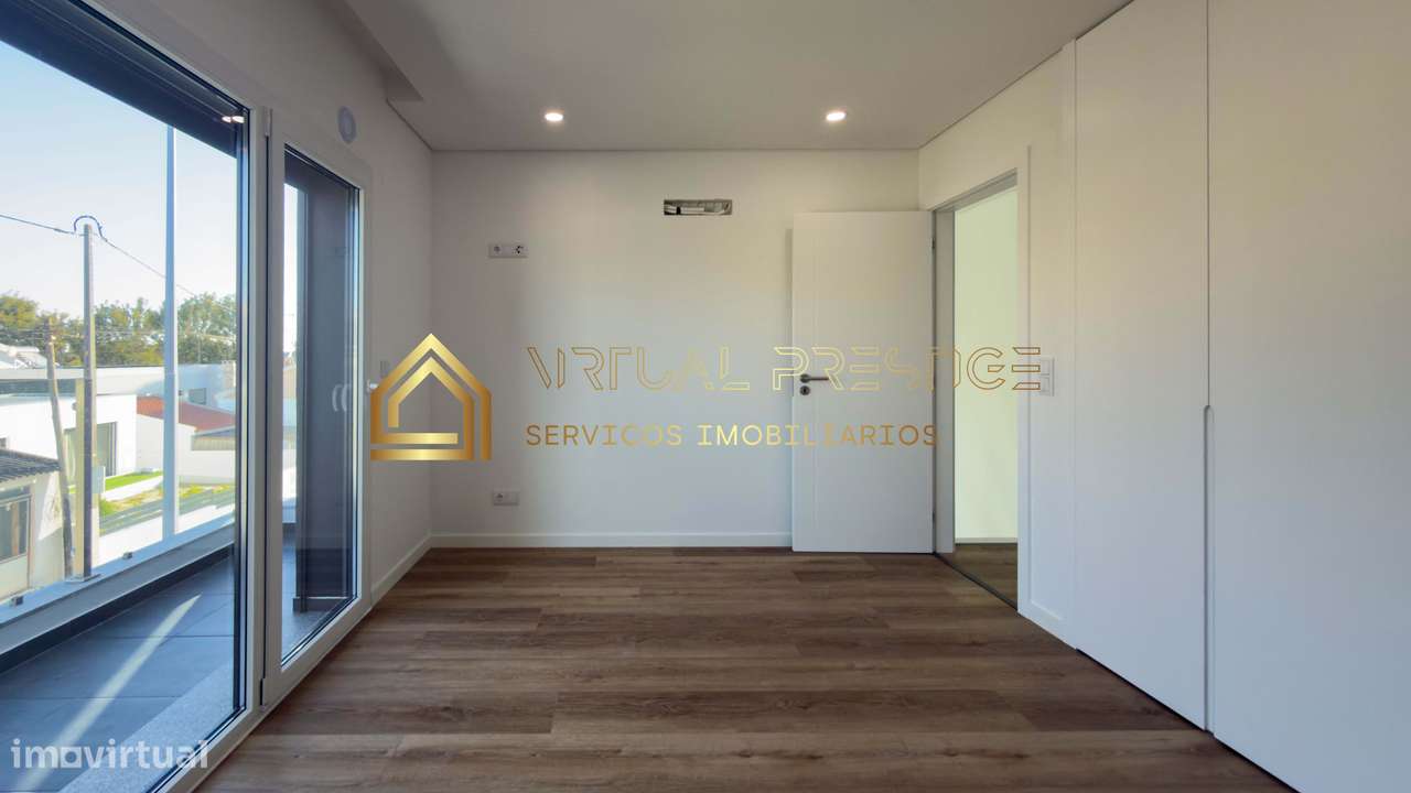 Moradia T4 moderna na Charneca da Caparica com piscina, jardim e ga...-13