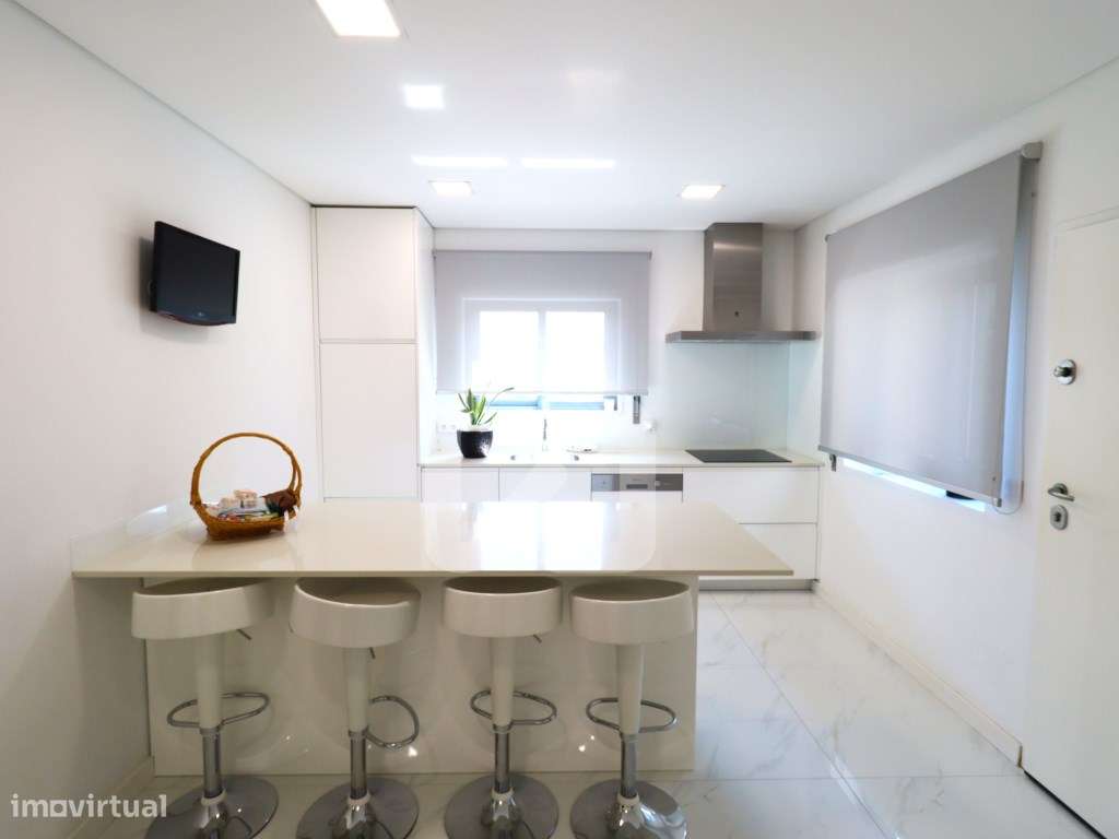Moradia individual T4+1 com piscina, em Esmeriz-5