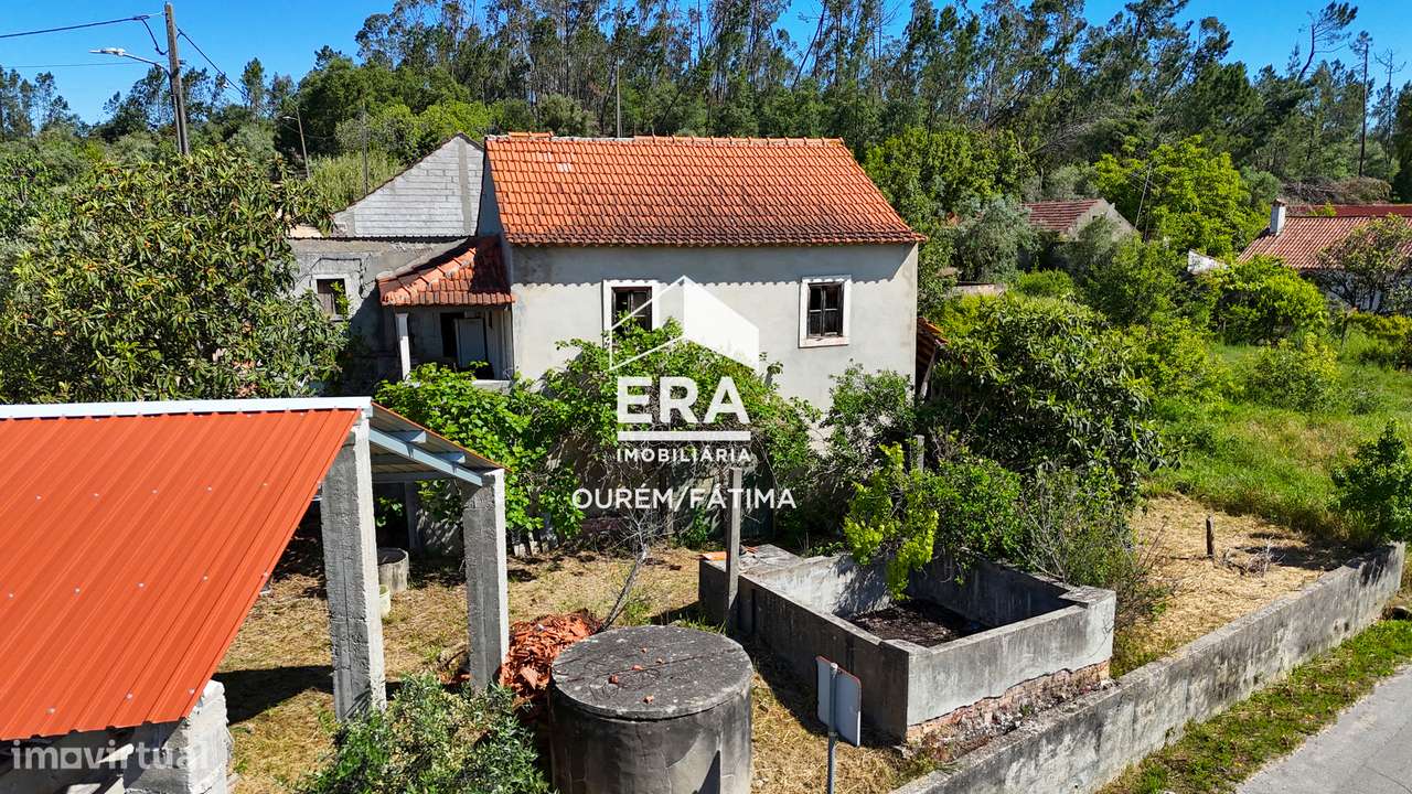 Moradia T2 com quintal localizada no Olival-5