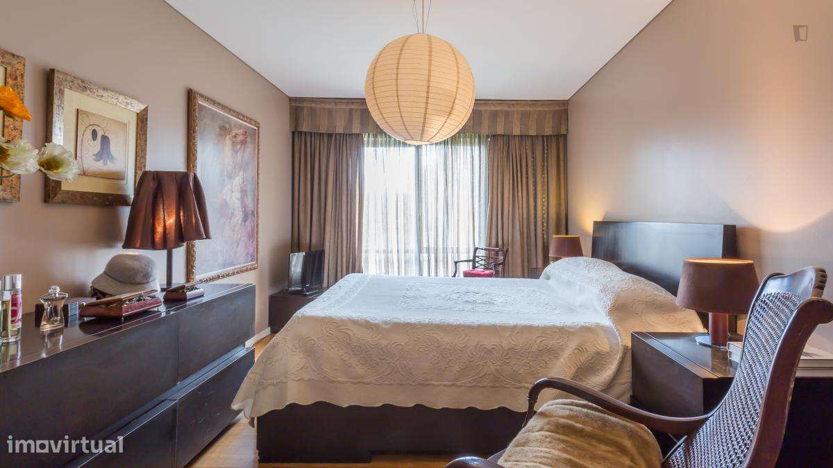 Quarto - localizado em Lordelo do Ouro Porto - Grande imagem: 3/23