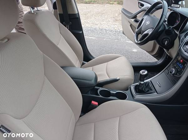 Hyundai Elantra 1.6 Comfort - 11