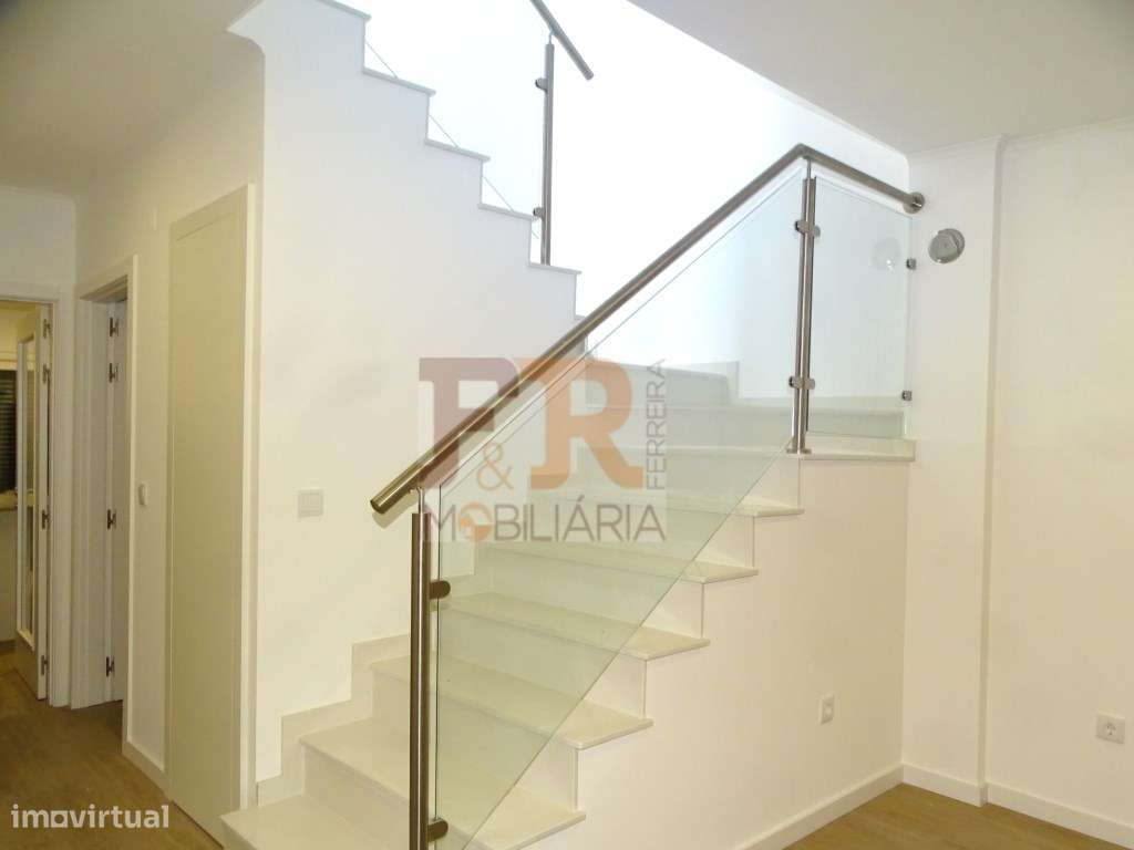 Moradia Geminada Triplex T3+1 com Cave Fernão Ferro-6