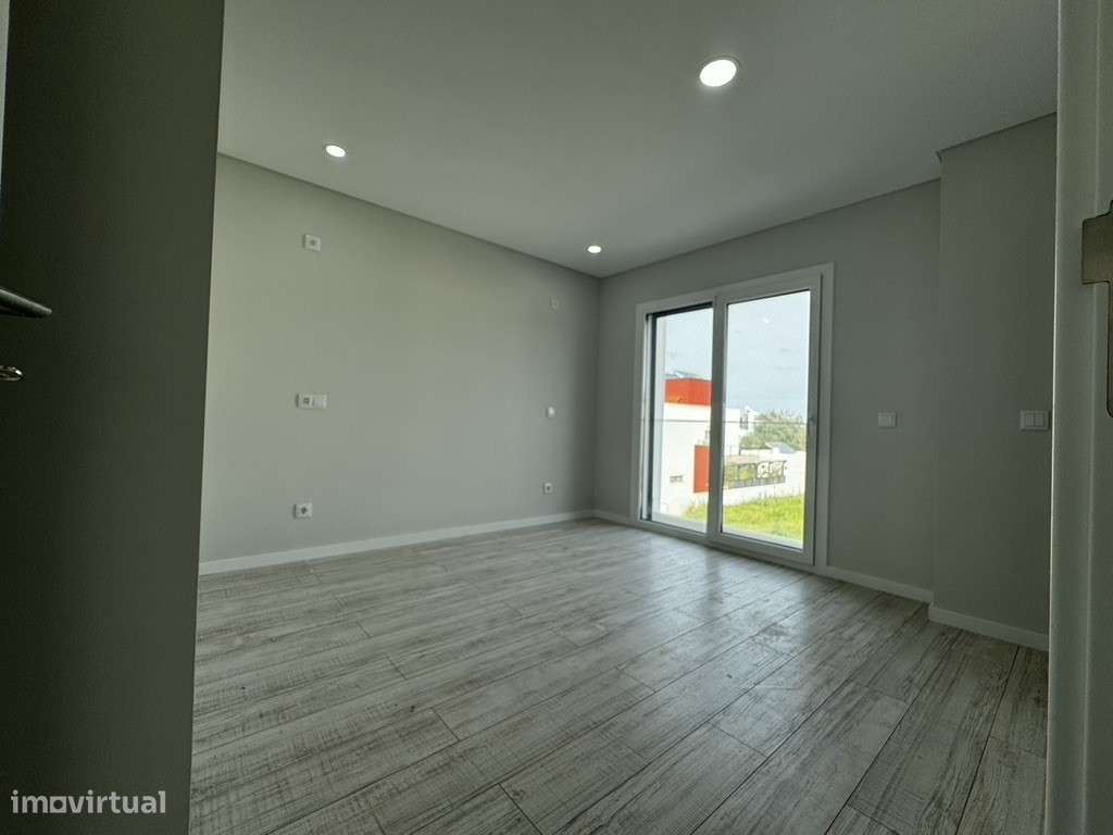 Moradia com 3 Suites, Garagem, Logradouro, Churrasqueira e Piscina-37