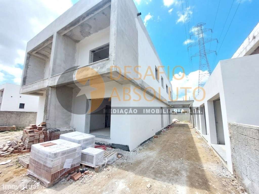 Moradia Geminada Duplex T3. Redondos, Fernão Ferro-1