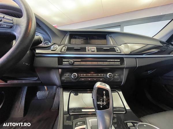 BMW Seria 5 518d Aut. Luxury Line - 13