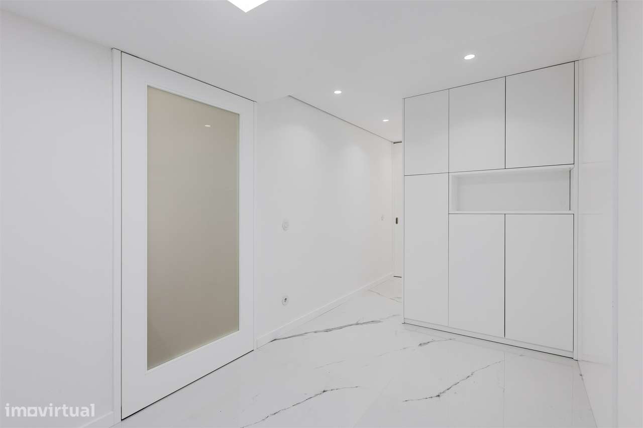 Apartamento T3 Renovado com Varandas na Avenida da Boavista-15