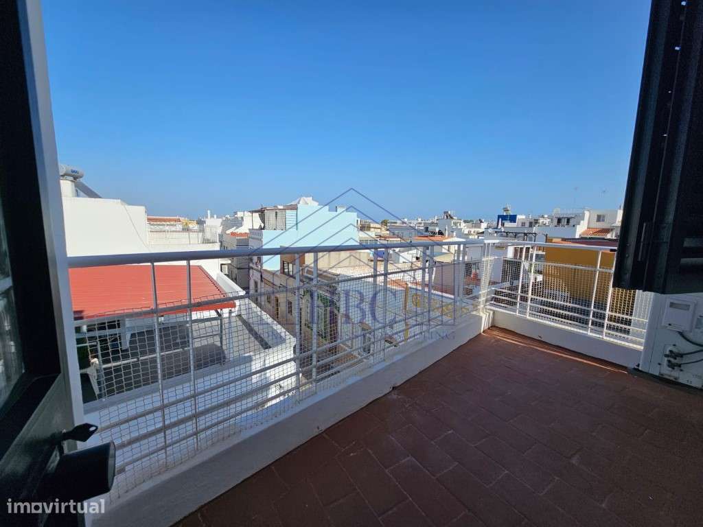 Moradia T3 de três andares no centro da Fuseta-17