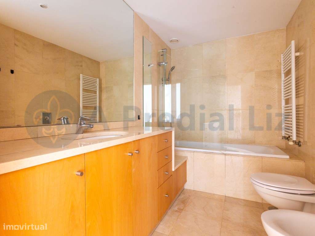 Apartamento T3+1 Duplex - À Av. da Boavista-22