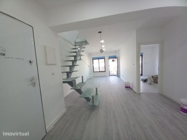 Apartamento Duplex Totalmente Remodelado na Costa da Caparica-0