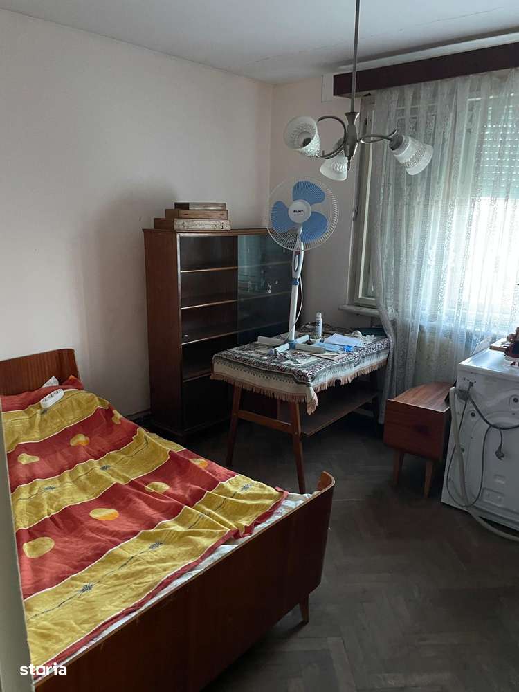 De vanzare apartament 3 camere, zona Scoala 6-3