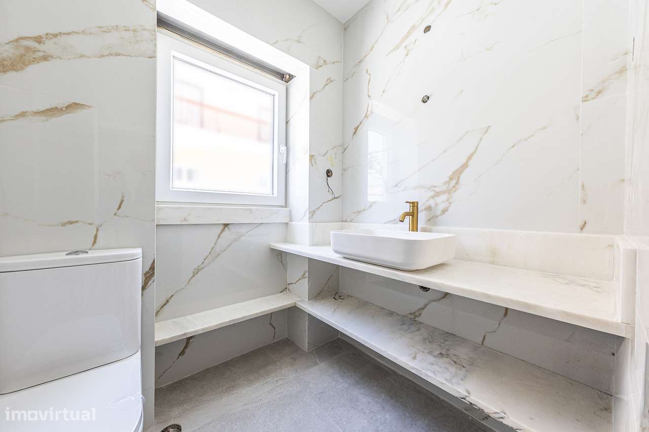 Moradia de Charme Reabilitada no centro da Parede com 434m² de Terreno-19