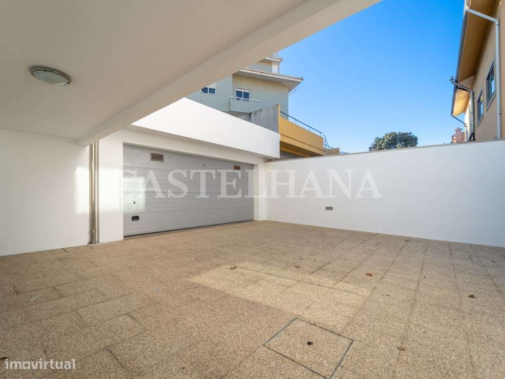 Moradia T4+1 com jardim, terraços e garagem privada, próxima a Mari...-11