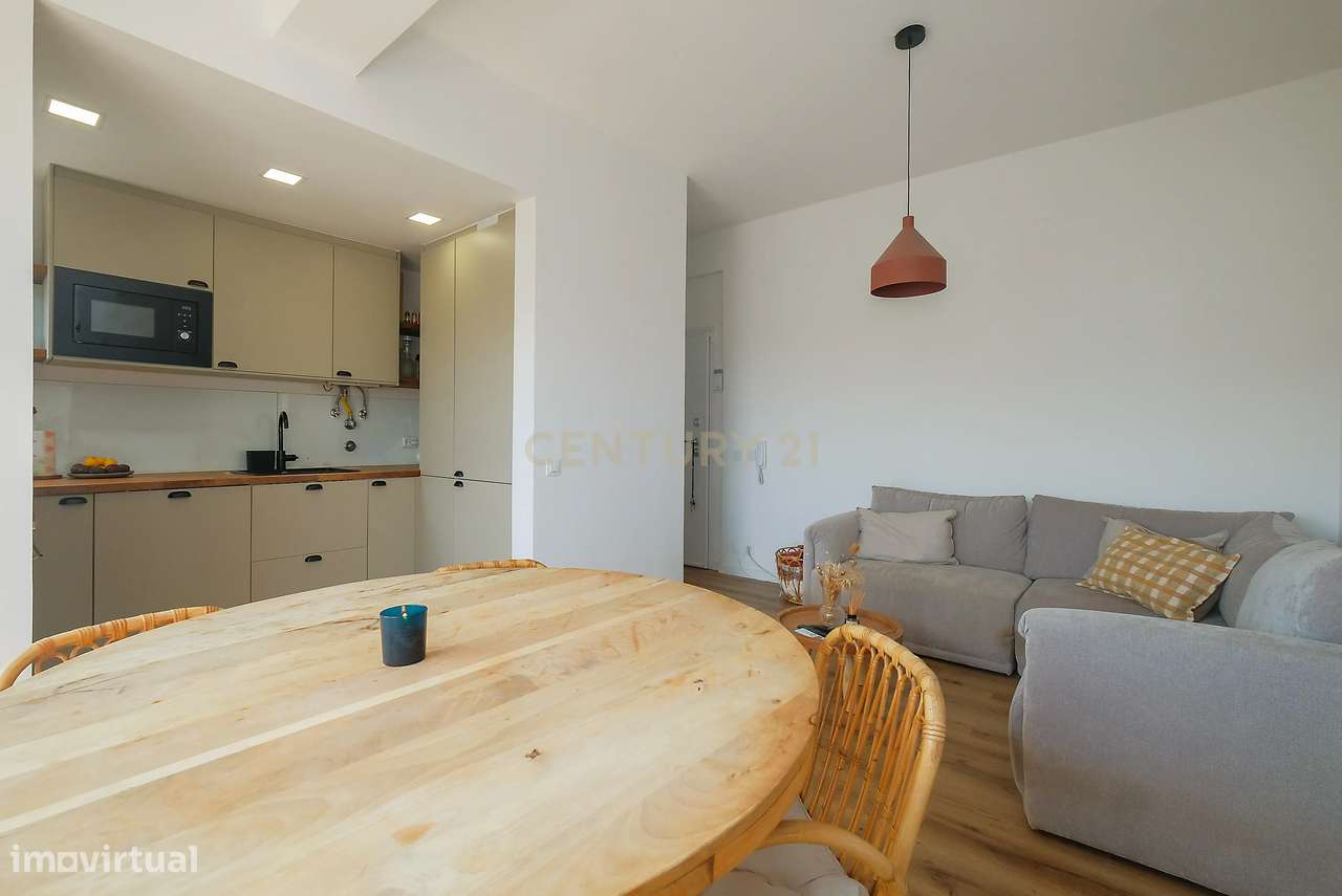 Apartamento T2 Remodelado no Pragal , Almada