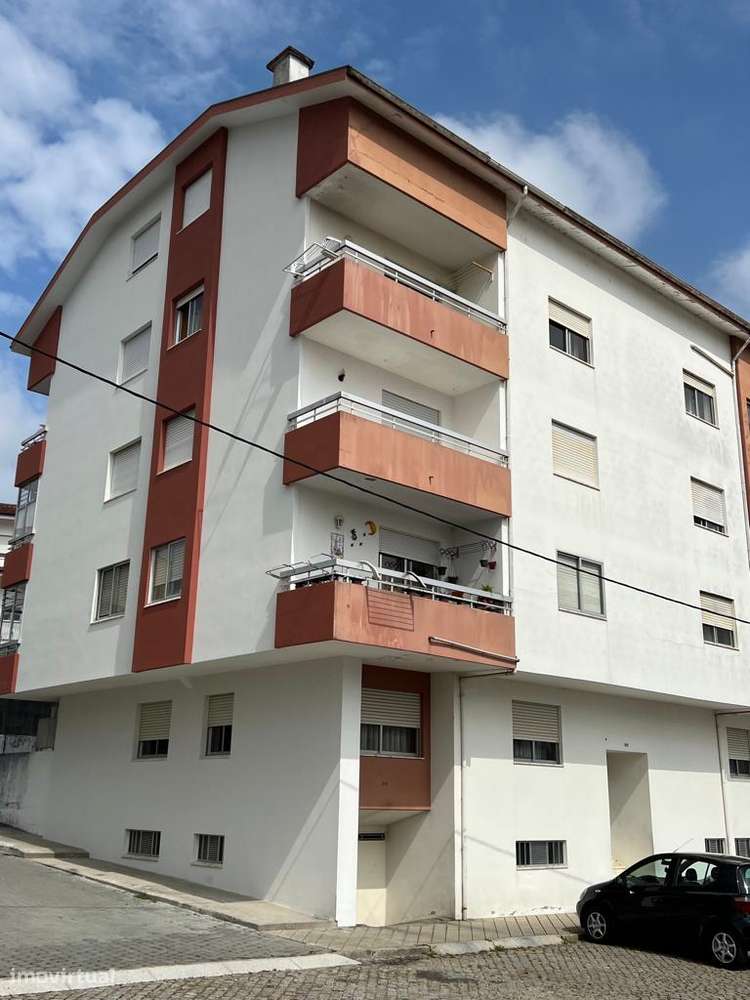 T2 c/ Varanda + Lugar Garagem + Arrumo, remodelado