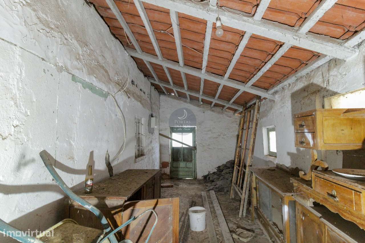 Casa de Pedra V2 c/ Renovação em 528 m2 de Terreno-3