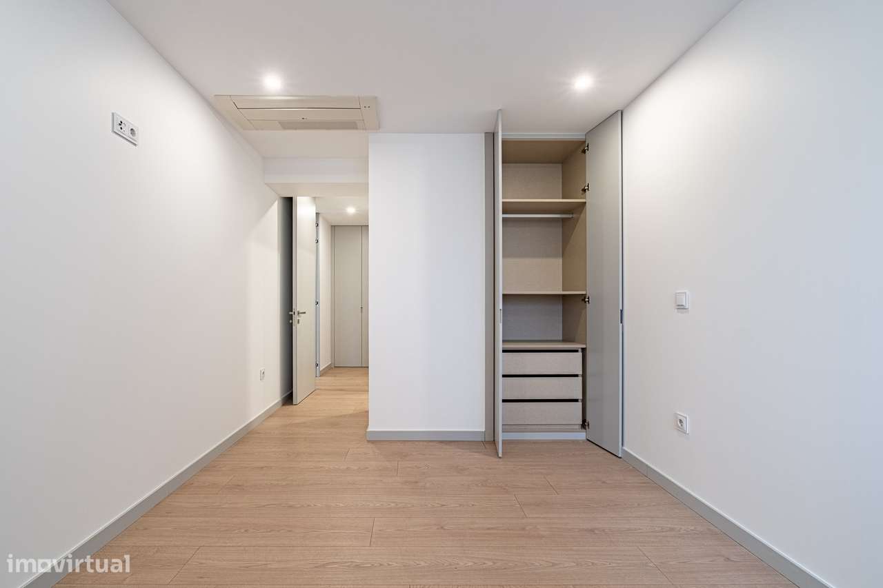 T4 amplo, 4 suites e estacionamento 4 carros – Marquês, Porto-40