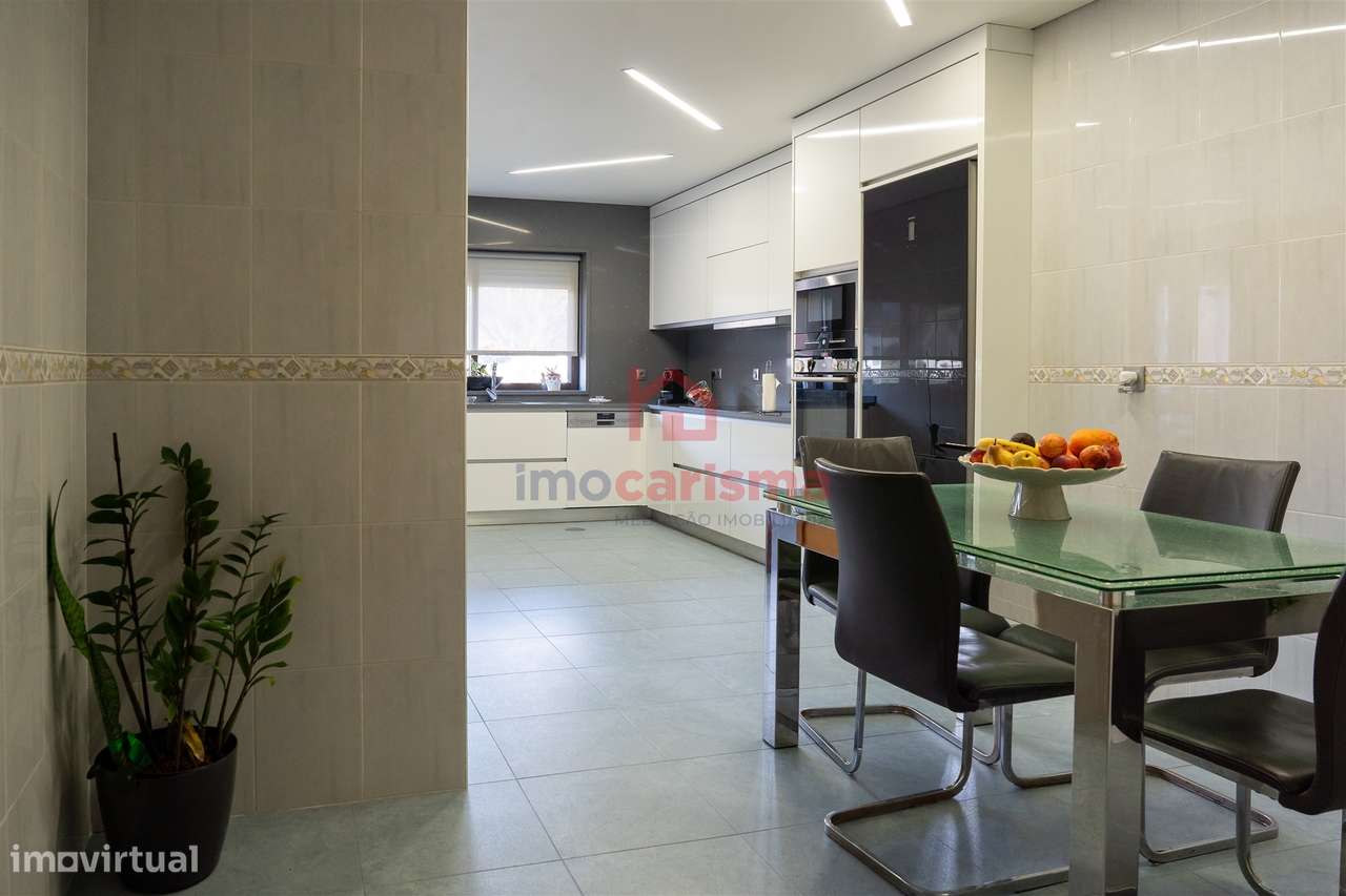 Apartamento T4 transformado em T3 no centro de Vila das Aves, Santo Ti-10