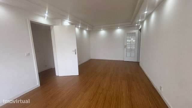 T2 Totalmente Remodelado em Ramalde | Garagem + Arrumos-13