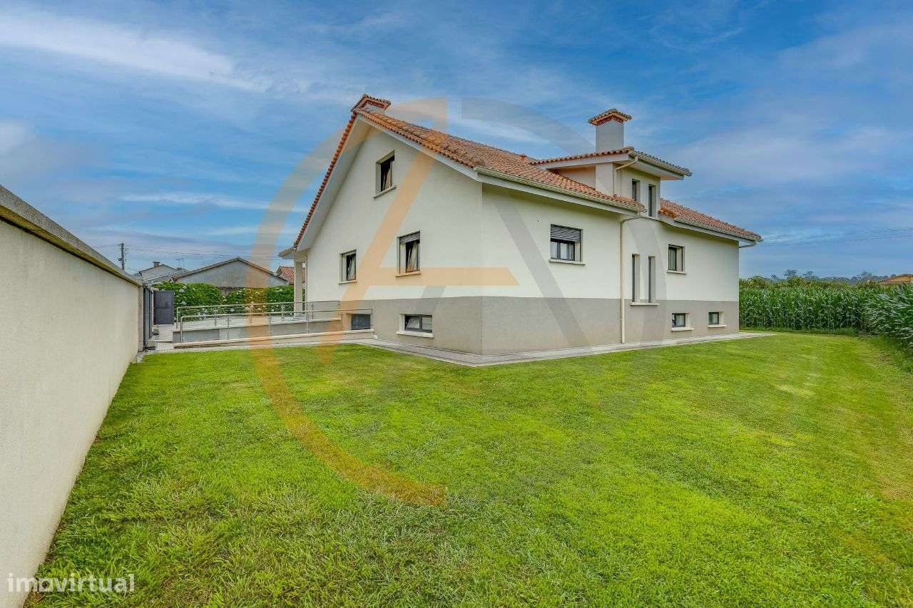 Moradia T6 c/ Piscina, amplo Espaço Exterior e Garagem | Vila do Conde-47