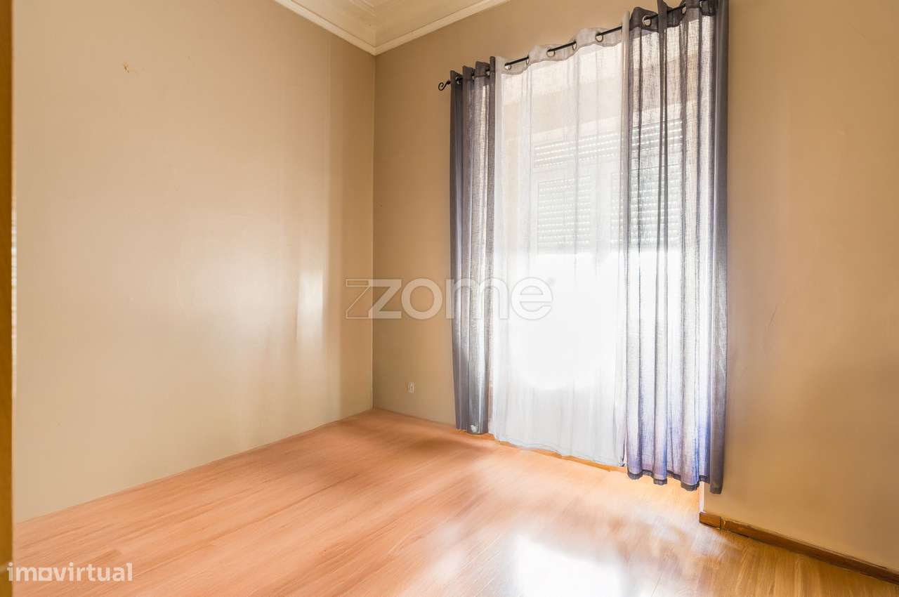 T2 c/ logradouro - próximo estação Campolide - Grande imagem: 4/16