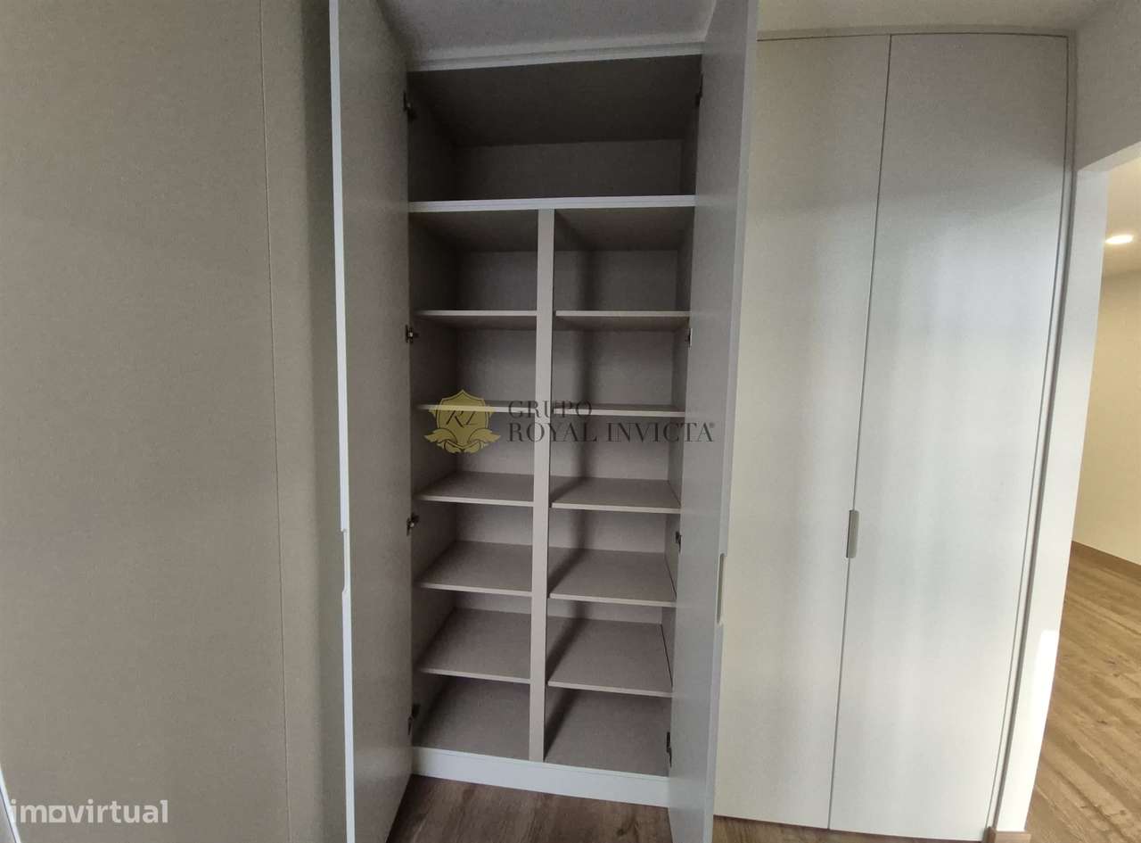 Oportunidade – Apartamento T2 Remodelado no Porto-13
