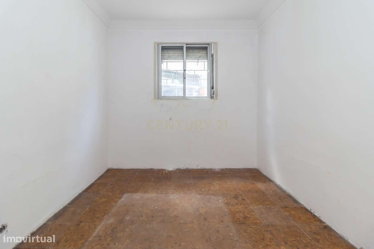 Apartamento com Potencial de Valorização em Almada-19