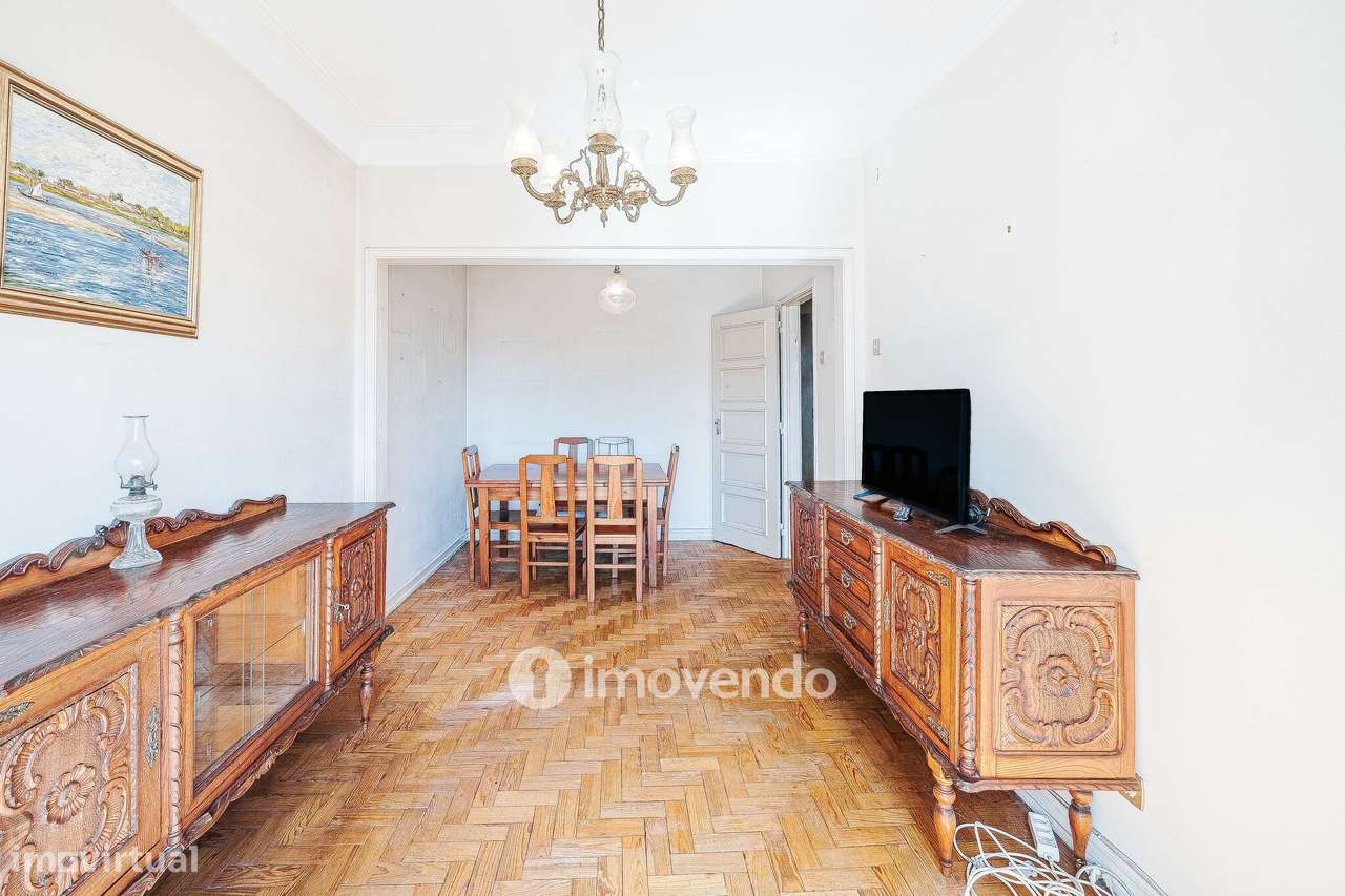 Apartamento T2 com duas varandas, na Graça, em Lisboa-7