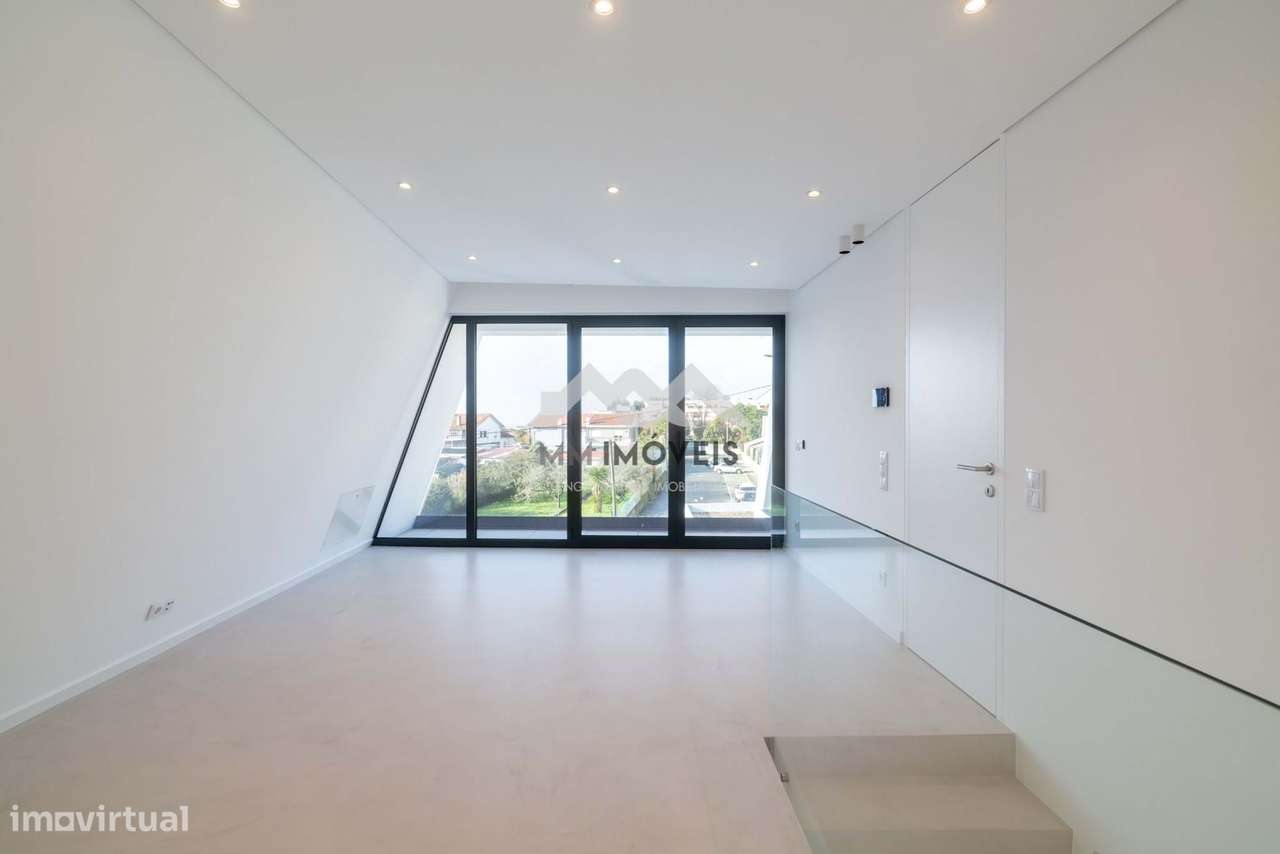 Moradia T3+1 | NOVA | Piscina | Francelos | 4 Frentes | Box | Praia-24