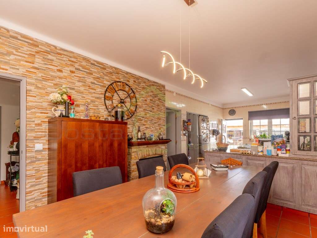 Quintinha com piscina inserida em terreno com 2950 m2-16