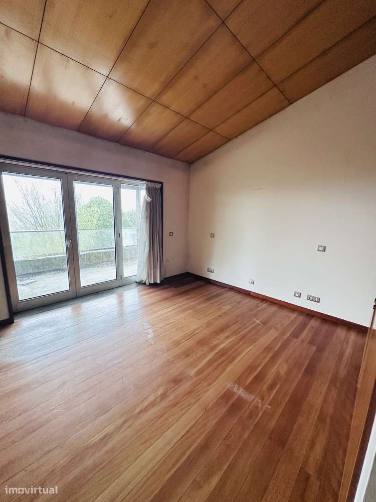 Moradia T4 com piscina, garagem e jardim em Galegos-10