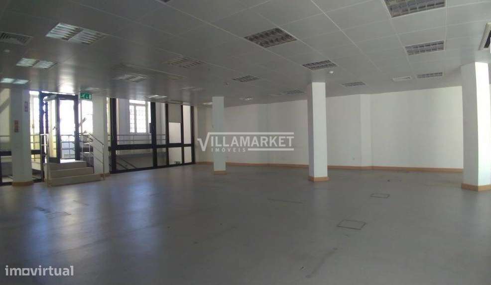 Prédio da banca com 1220 m2 distribuído por 5 pisos situado no Centro - Grande imagem: 2/9