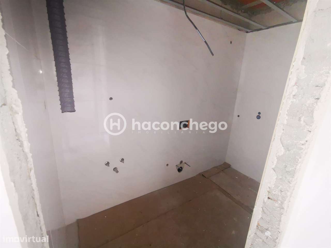 Apartamento T2 com logradouro e garagem Galegos Santa Maria Barcelos-14