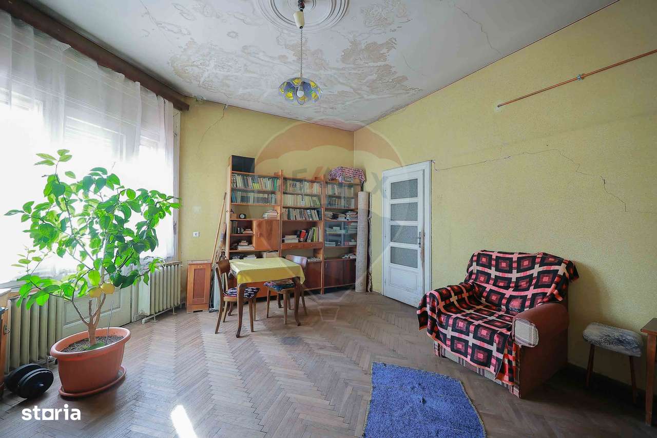 Casă Evreiască de Vânzare, Singur în Curte în zona Ultracentral - Imagine principală: 4/20