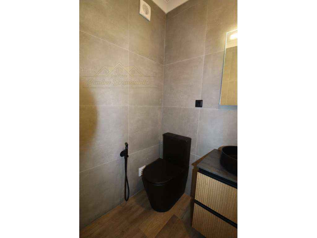 Apartamento T2 RENOVADO em Santa Cruz-21