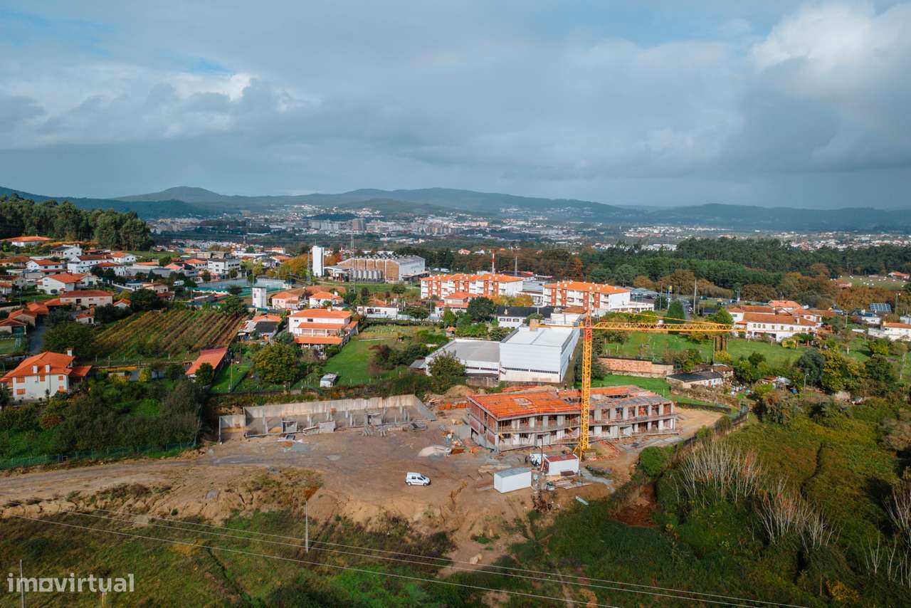Apartamento T2 em fase de construção c/ 2 frentes e garagem fechada, e-14