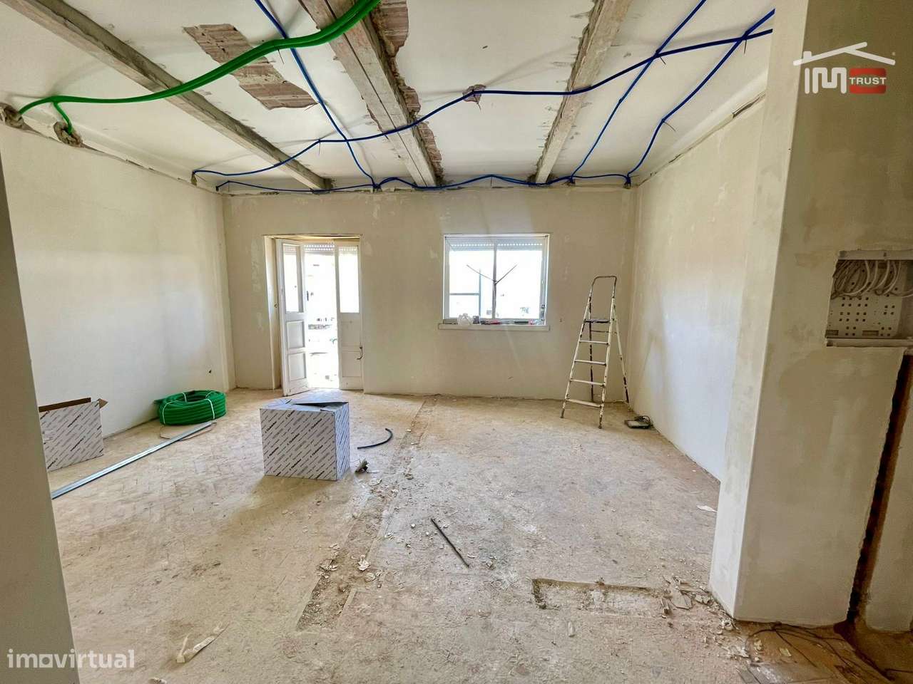 T3 Totalmente Remodelado com Suite e Varanda no Alto do Seixalinho-13