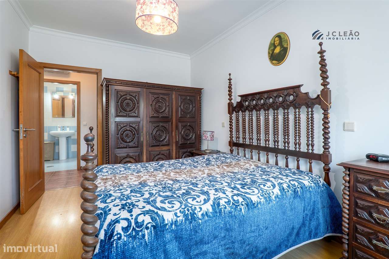 T3 com Excelente Exposição Solar no Coração de Paredes-33