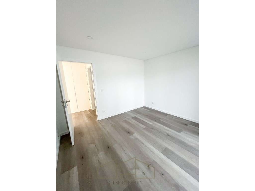 Moradia T4 Isolada Sobreda-7