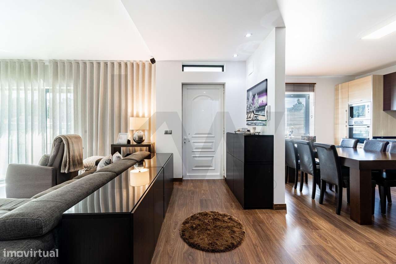 MORADIA EM BANDA T3-6