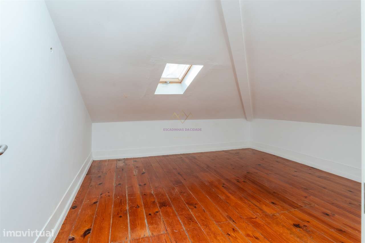 Elegância na Lapa: T2+2 com Alma e Vista Desafogada-14